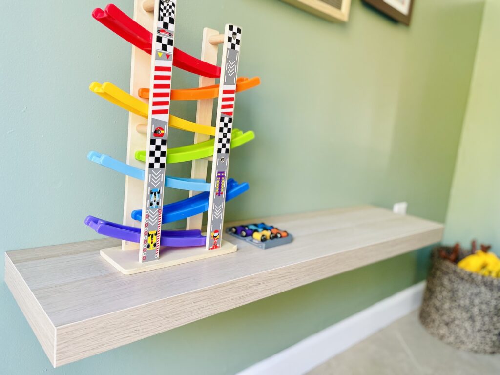 Playroom shelf for kid