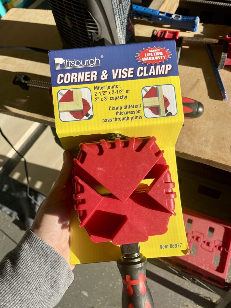 Cheap corner clamp for wood to get a 90 degree attachment